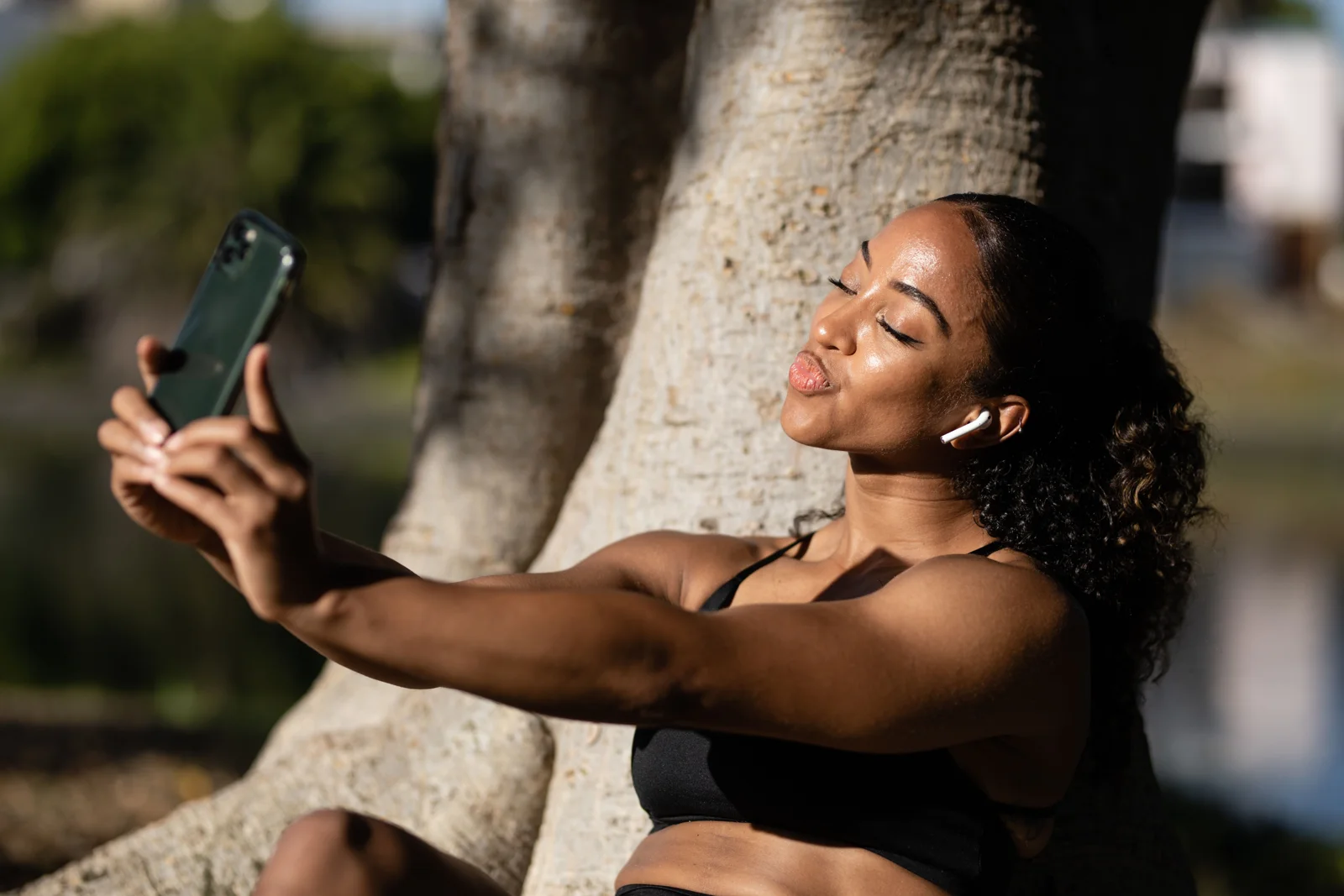 Creatorin beim Sport im Freien.